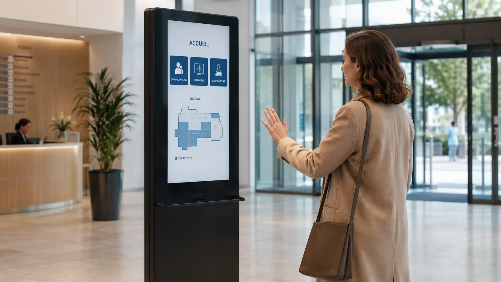 Eine Besucherin nutzt SwipeDisplayNovaTool in einer Spitallobby
